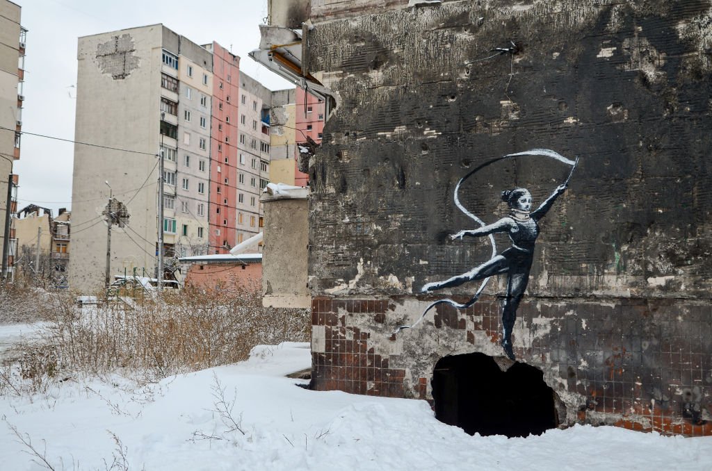 Графити Бэнкси на разрушенном доме в Ирпене. Фото: Oleksandra Butova / Ukrinform/Future Publishing via Getty Images