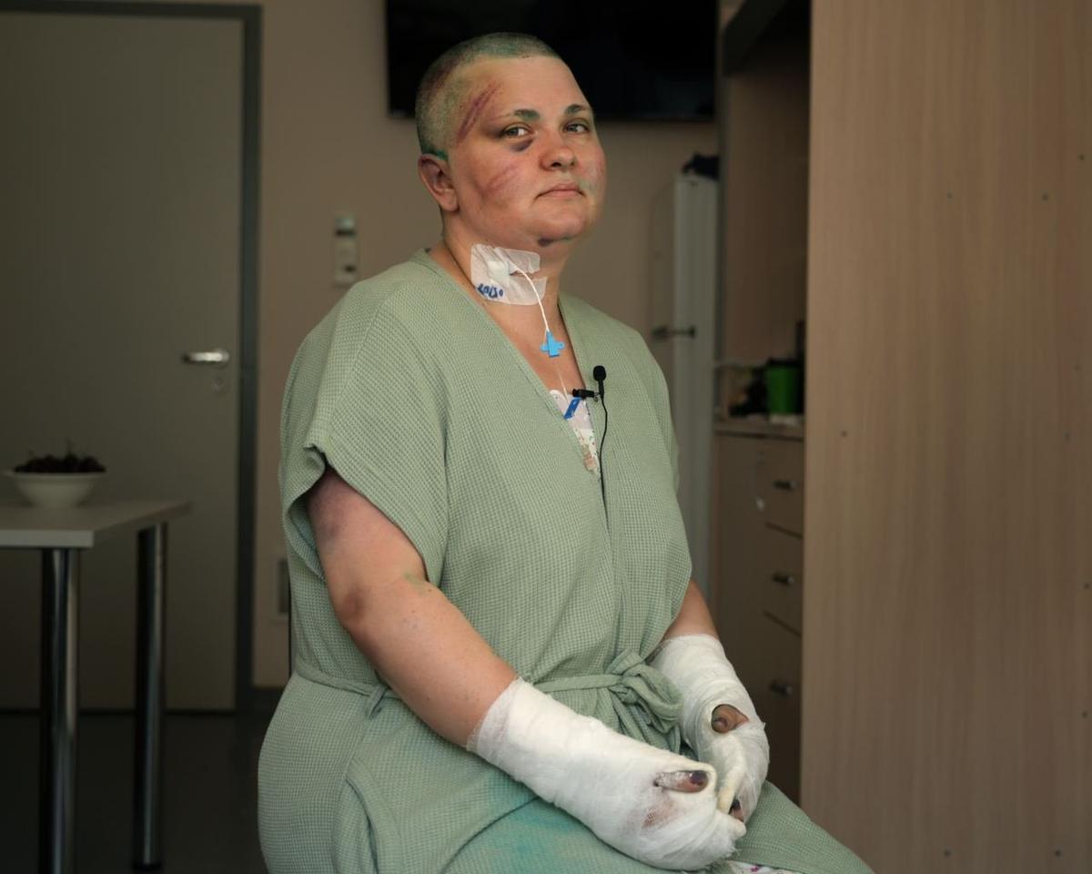 Yelena Milashina at the hospital after the attack. Photo: Anna Artemyeva / Novaya Gazeta