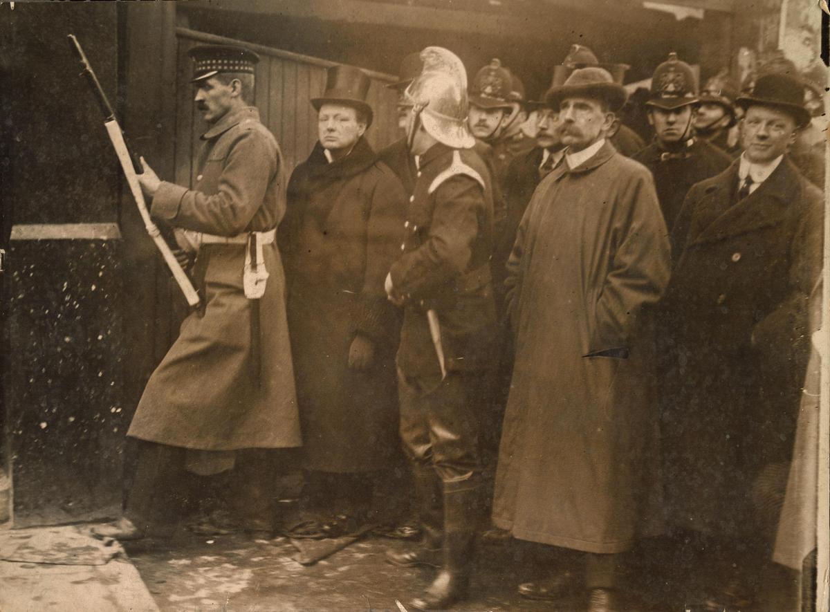 Уинстон Черчилль на Сидней-стрит, 3 января 1911 года. Фото: Wikimedia Commons