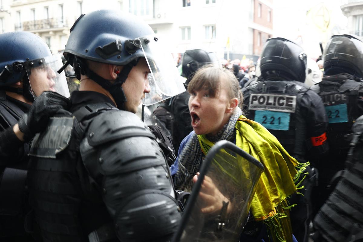 Столкновения между полицией и протестующими во время первомайской демонстрации. Париж, Франция, 1 мая 2023 г. Фото: Lafargue Raphael/ABACA via Reuters