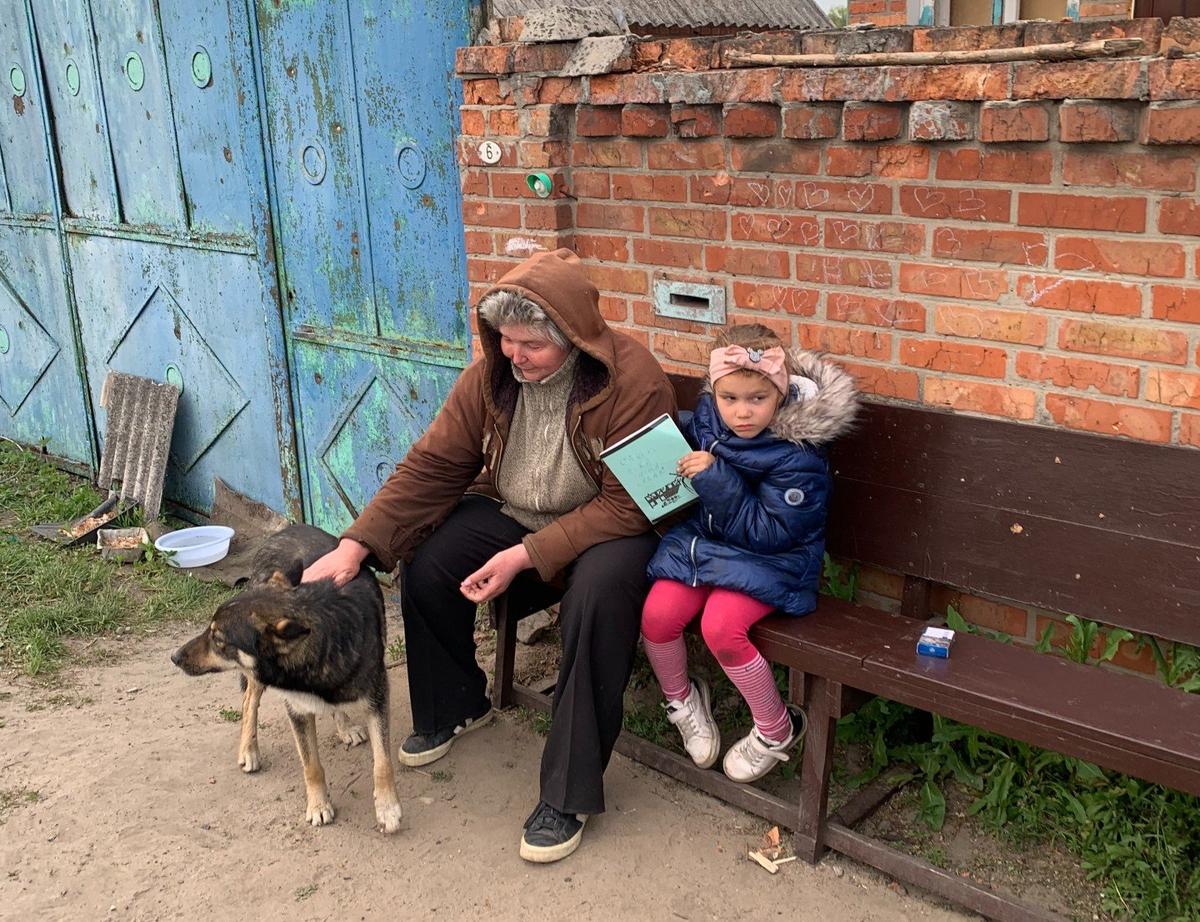 Викина дочь Лиза на лавочке с бабушкой. Фото: Ольга Мусафирова