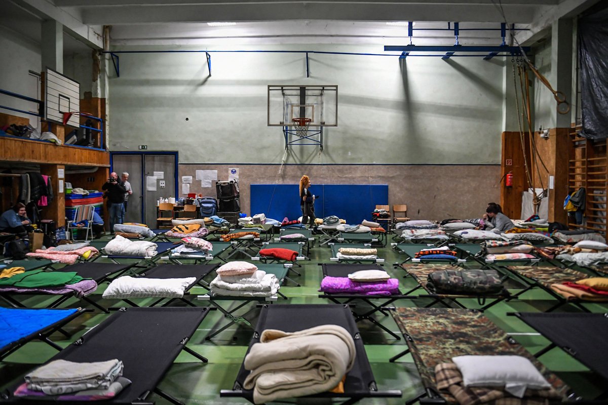 Спортзал школы, переоборудованный для приема украинских беженцев в городе Захонь, Венгрия, 8 марта 2022 года. Фото: Nicola Marfisi / AGF / Shutterstock / Rex Features / Vida Press
