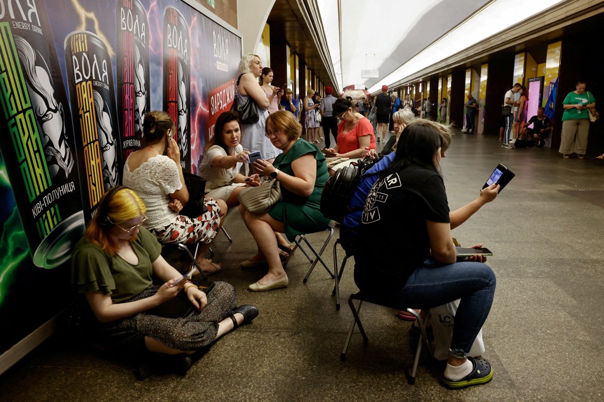 People take shelter in a metro station as Russian missile strikes on Kyiv continue. Photo: Thomas Peter / Reuters / Scanpix / LETA