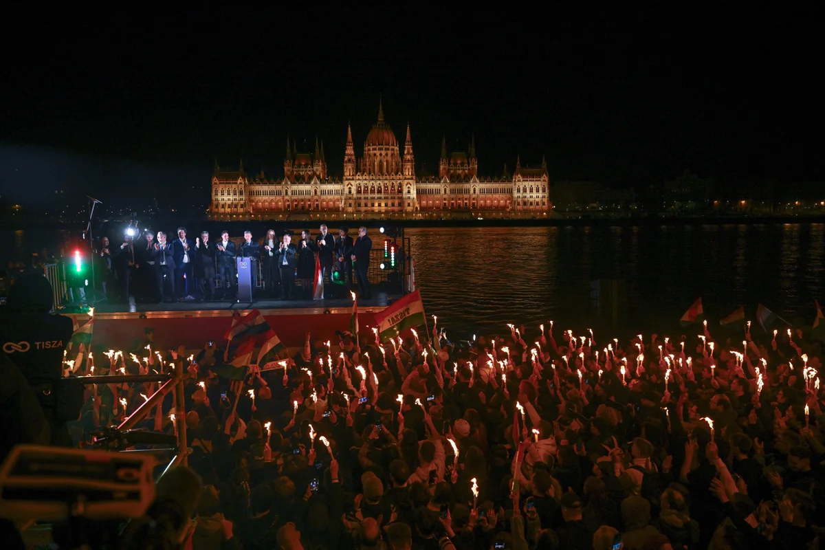 Митинг сторонников партии «Тиса» на фоне венгерского парламента после объявления результатов всеобщих парламентских выборов, 12 апреля 2026 года. Фото: Robert Hegedus / EPA