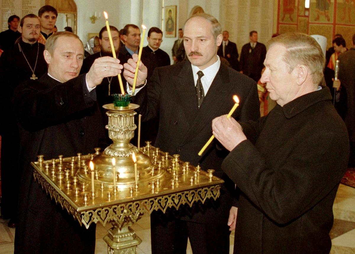 Russian President-elect Vladimir Putin, Alexander Lukashenko and Ukrainian President Leonid Kuchma light candles in a church in the Russian village of Prokhorovka, near the Ukraininan border to mark 55 years of peace, 3 May 2000. Photo: EPA / REUTERS POOL