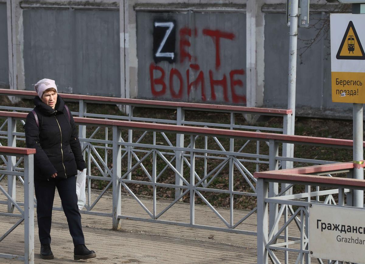 A woman passes the sign with letter "Z", a symbol of Russian invasion on Ukraine, written over "No war" on the fence, April,15,2022, Moscow, Russia. Photo: Konstantin Zavrazhin / Getty Images