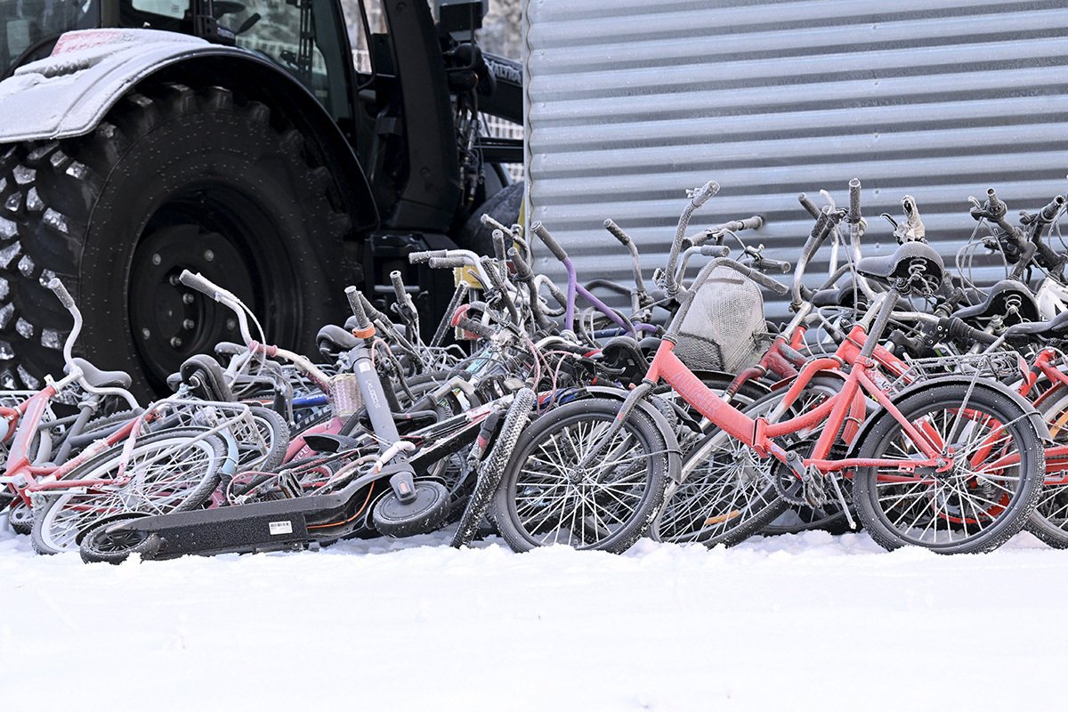 Брошенные велосипеды на международном пограничном переходе в Салла (финская Лапландия), 21 ноября 2023 г. 
Фото: Jussi Nukari / Lehtikuva / Sipa USA / Vida Press