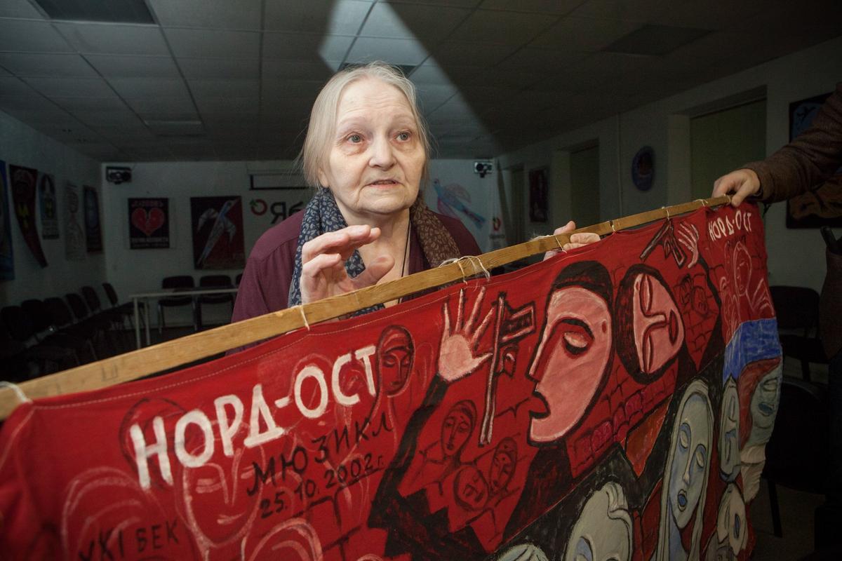 “Nord-Ost musical” (reference to the 2002 Moscow theatre hostage crisis). Elena Osipova’s first poster. Photo: Elena Rodina for Novaya Gazeta Europe