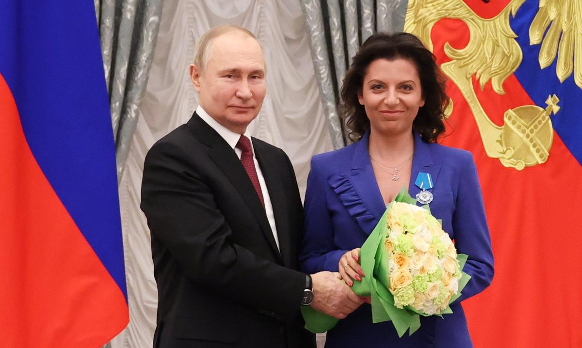 Vladimir Putin awards Margarita Simonyan with the Order of Honour at the Kremlin, 20 December 2022. Photo: EPA-EFE / MIKHAEL KLIMENTYEV / KREMLIN / POOL
