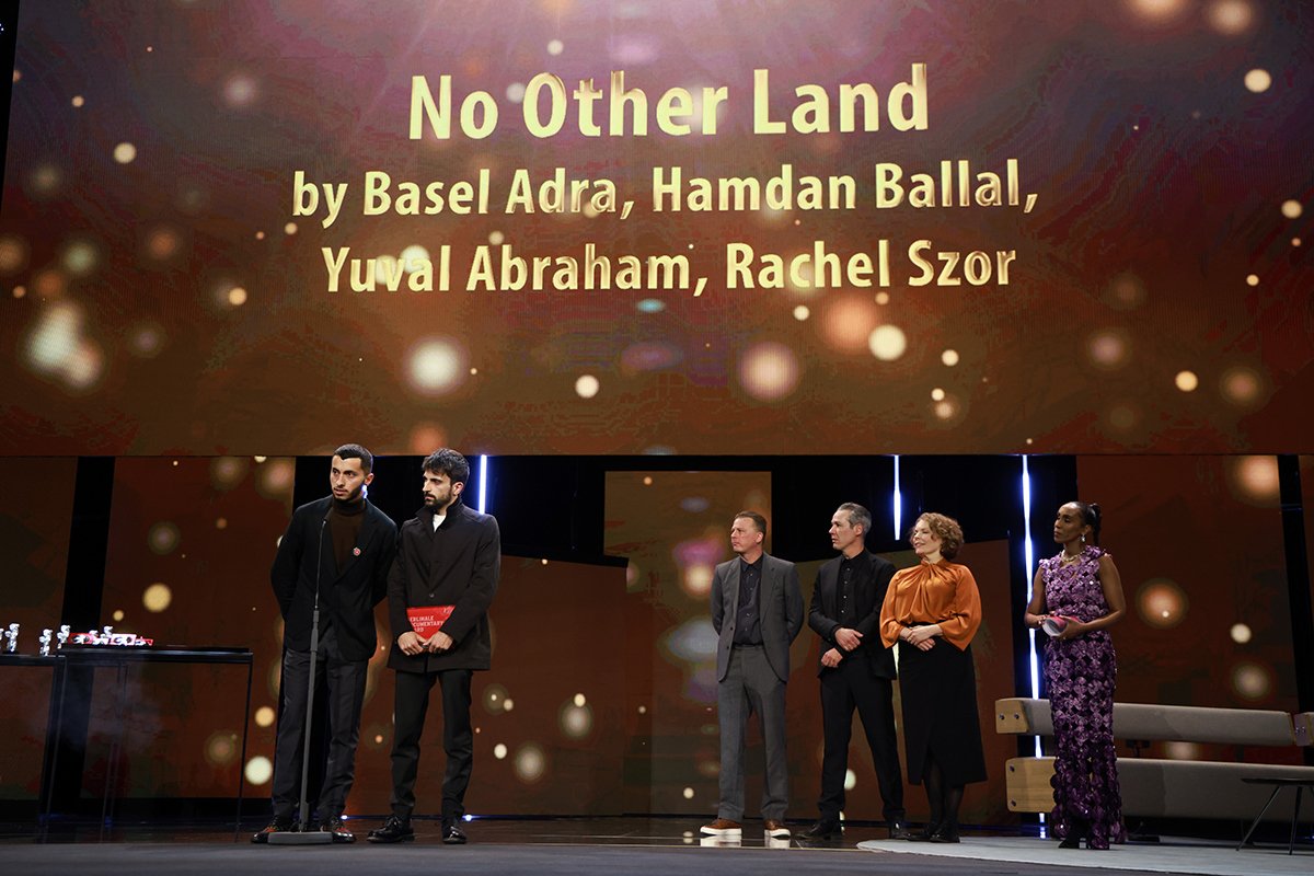Басель Адра и Юваль Абрахам получают награду за документальный фильм за «Нет другой земли», Берлин, Германия, 24 февраля 2024 года. Фото: Clemens Bilan / EPA-EFE
