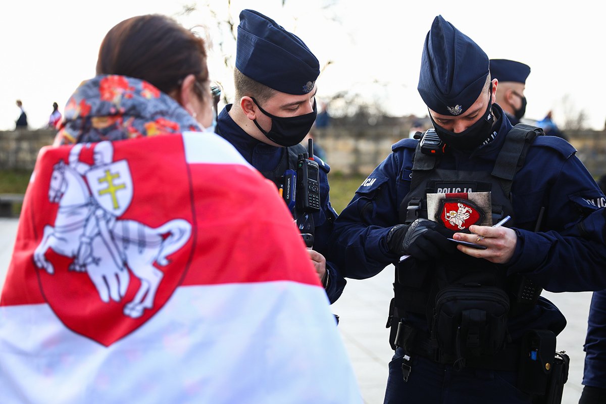 Польские полицейские проверяют документы у участника митинга в Кракове. Фото: Beata Zawrzel /NurPhoto / Getty Images