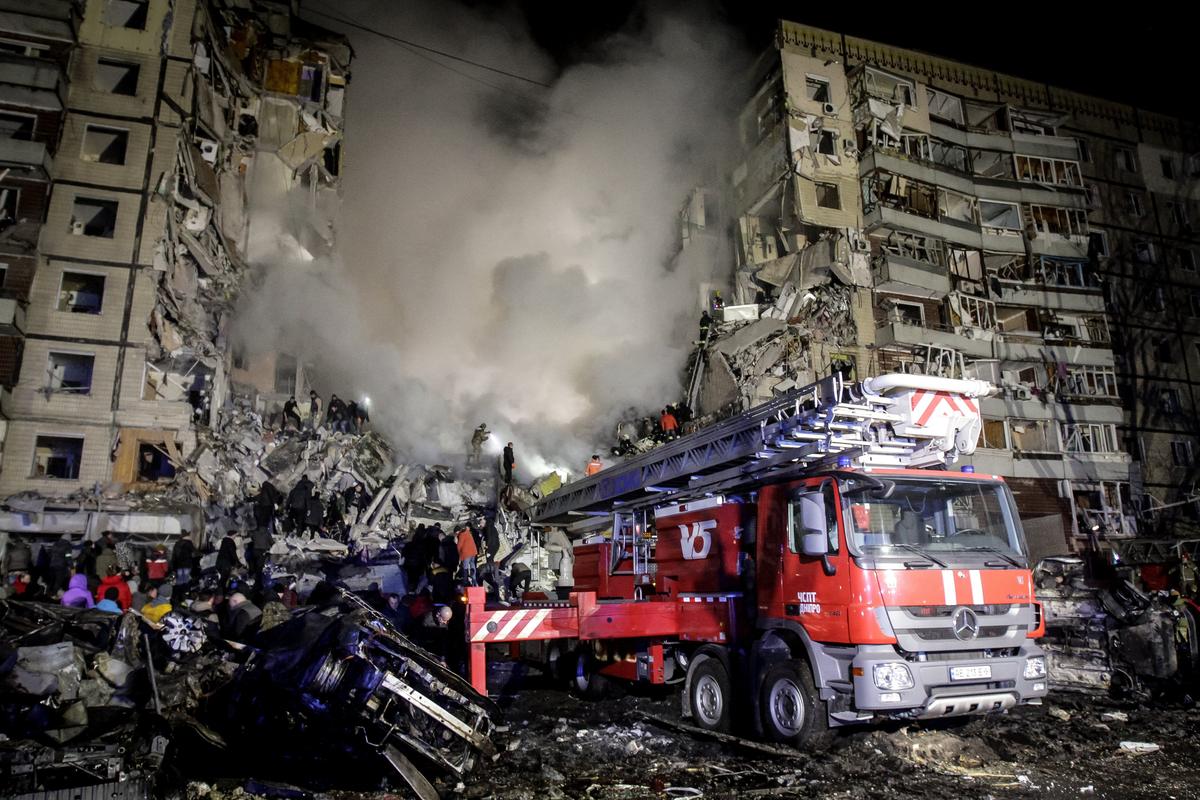 Rescue workers at a residential building hit by shelling in Dnipro, Ukraine, 14 January 2023. Photo: EPA-EFE/STR