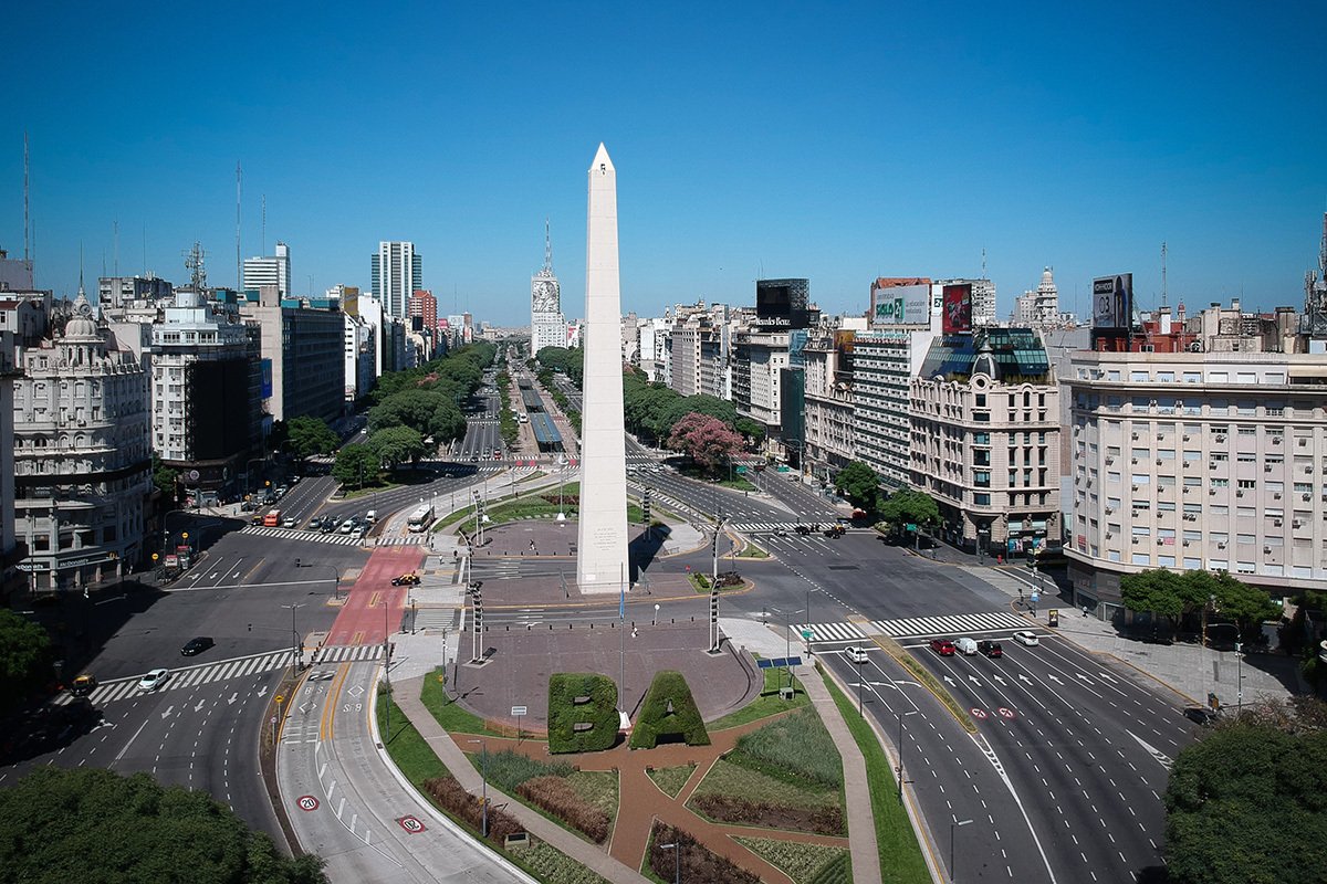 Вид с воздуха на Обелиск на площади Республики в Буэнос-Айресе. Фото: Juan Ignacio Roncoroni / EPA-EFE