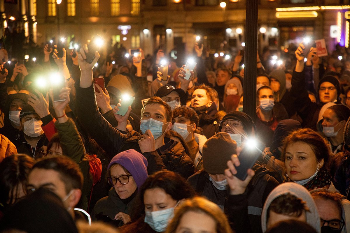 Протестующие держат телефоны с включенными фонариками во время митинга в поддержку Алексея Навального в Москве, 21 апреля 2021 года. Фото: Николай Винокуров / Alamy / Vida Press