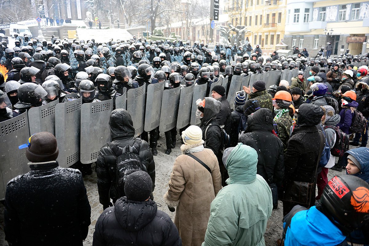 Украинский ОМОН стоит напротив протестующих в центре Киева, 22 января 2014 года. Фото: Burak Akbulut / Anadolu Agency / Getty Images