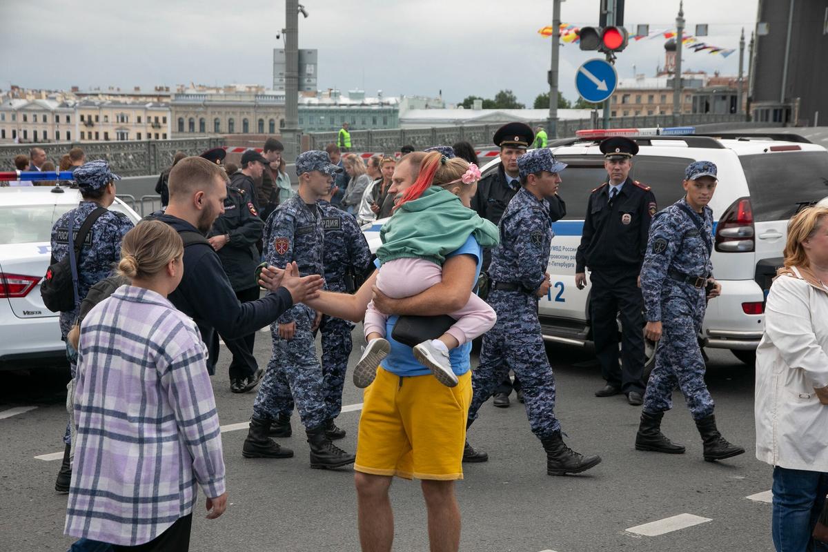 Мужчина в желтой и синей одежде на праздновании Дня ВМФ. Фото: Дмитрий Цыганов