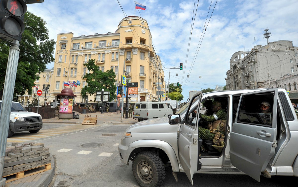 Военнослужащие ЧВК «Вагнер» у штаба Южного военного округа в центре Ростова-на-Дону, 24 июня 2023 года. Фото: Аркадий Будницкий / EPA-EFE