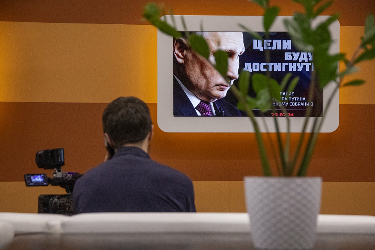 Экран с трансляцией ежегодного обращения Владимира Путина. Фото: Дмитрий Цыганов