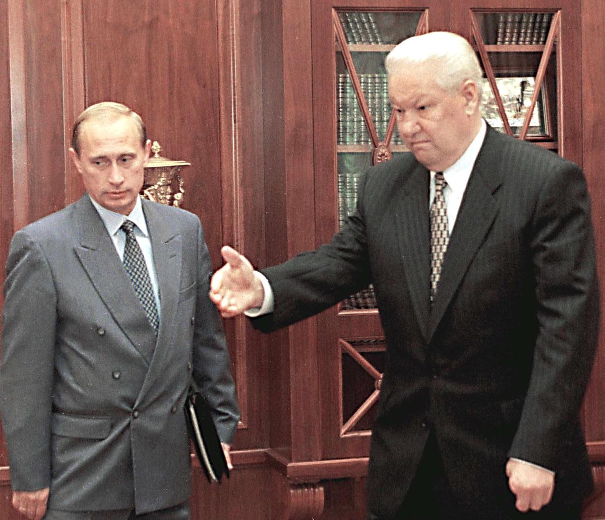 1998 год. Президент России Борис Ельцин и глава ФСБ Владимир Путин на встрече в Кремле. Фото: EPA PHOTO / ITAR-TASS
