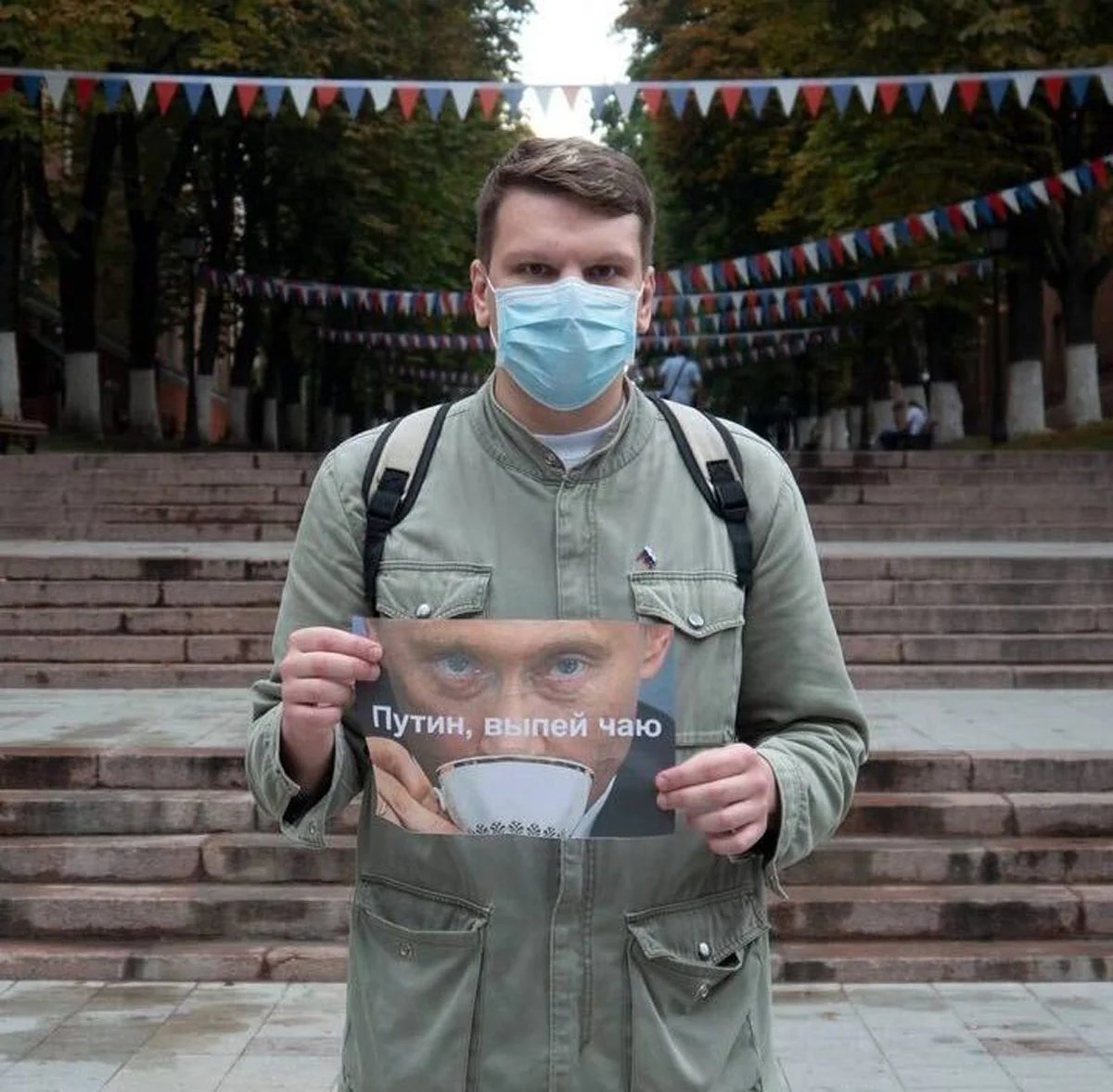Korshunov holds a sign saying: “Putin, drink tea”. Photo: from private archive