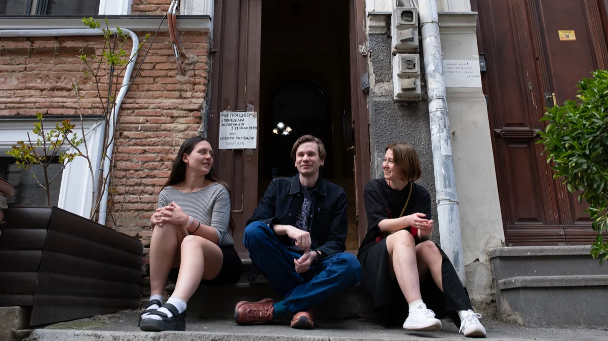 Волонтеры Алина, Сергей и Маргарита у входа в офис Choose to help. Фото: Дмитрий Вепрев