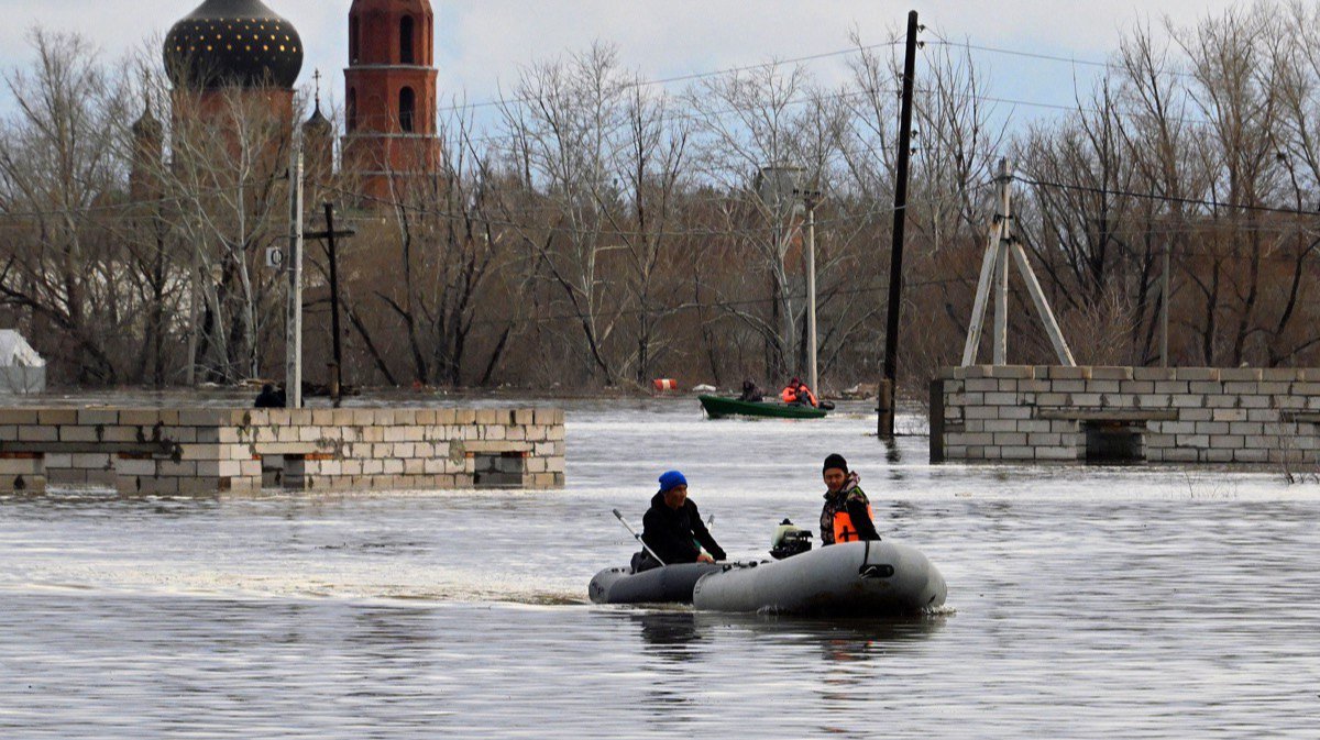 «Думали, что спадет. В итоге только повышается». Минимум в 39 регионах России дома затопило из-за паводков. «Новая-Европа» рассказывает, где ситуация хуже всего