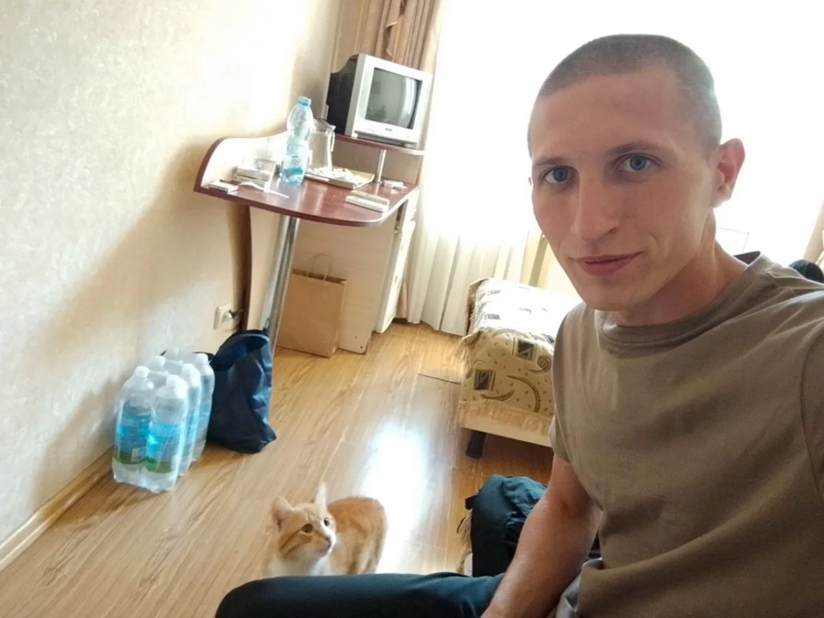 Станислав Панченко вместе с котом Мишко после освобождения в госпитале. Фото: <a data-sk="tooltip_parent" data-stringify-link="https://novosti.dn.ua/ru/article/9832-u-menya-kot-da-zhivoj-on-tozhe-iz-kolonii-istoriya-ukrainskogo-zashhitnika-osvobozhdennogo-v-hode" href="https://novosti.dn.ua/ru/article/9832-u-menya-kot-da-zhivoj-on-tozhe-iz-kolonii-istoriya-ukrainskogo-zashhitnika-osvobozhdennogo-v-hode" rel="noopener noreferrer" target="_blank">«Новости Донбасса»</a>