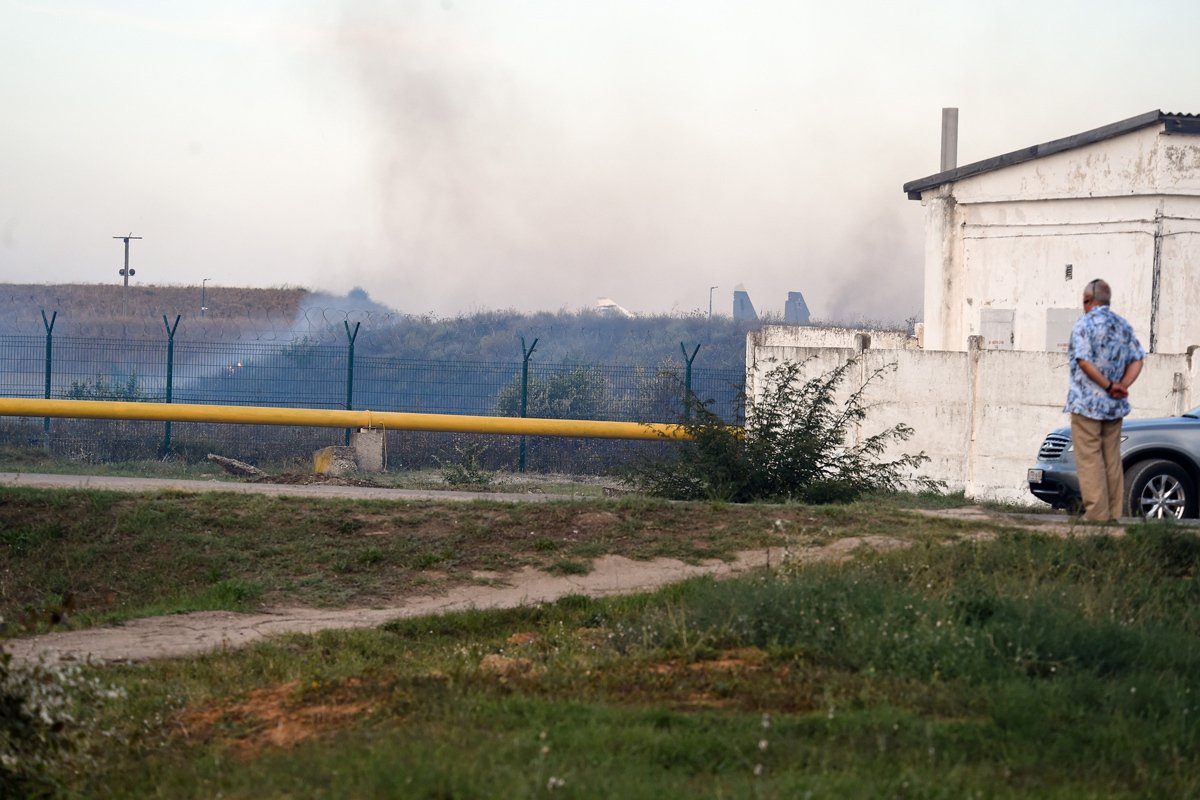 Pasojat e shpërthimeve në aeroportin në Novofedorovka, Krime, 9 gusht 2022. Foto: Victor Korotaev / Kommersant / Sipa USA / Vida Press