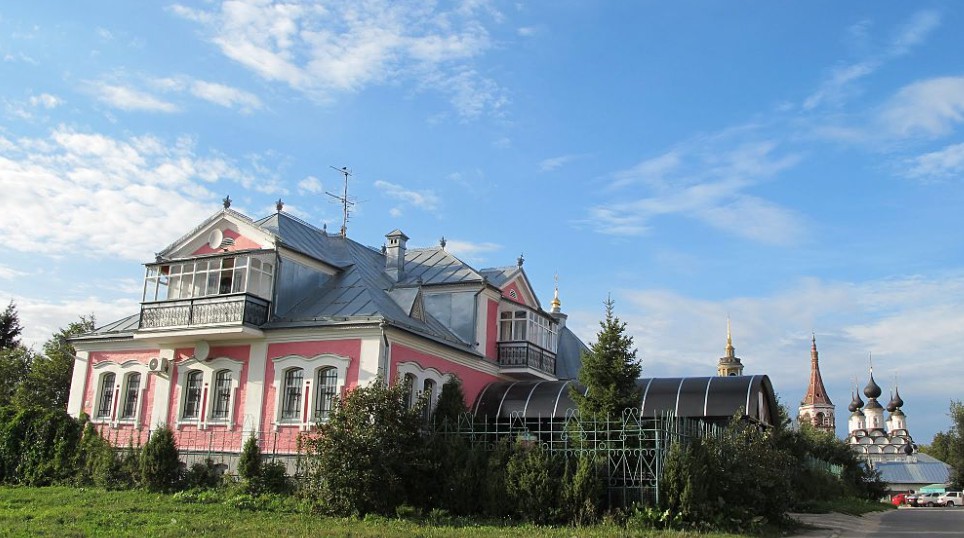 Здание Архиерейского синода РПАЦ с домовым храмом в честь Иверской иконы Божией Матери в Суздале. Фото: Википедия