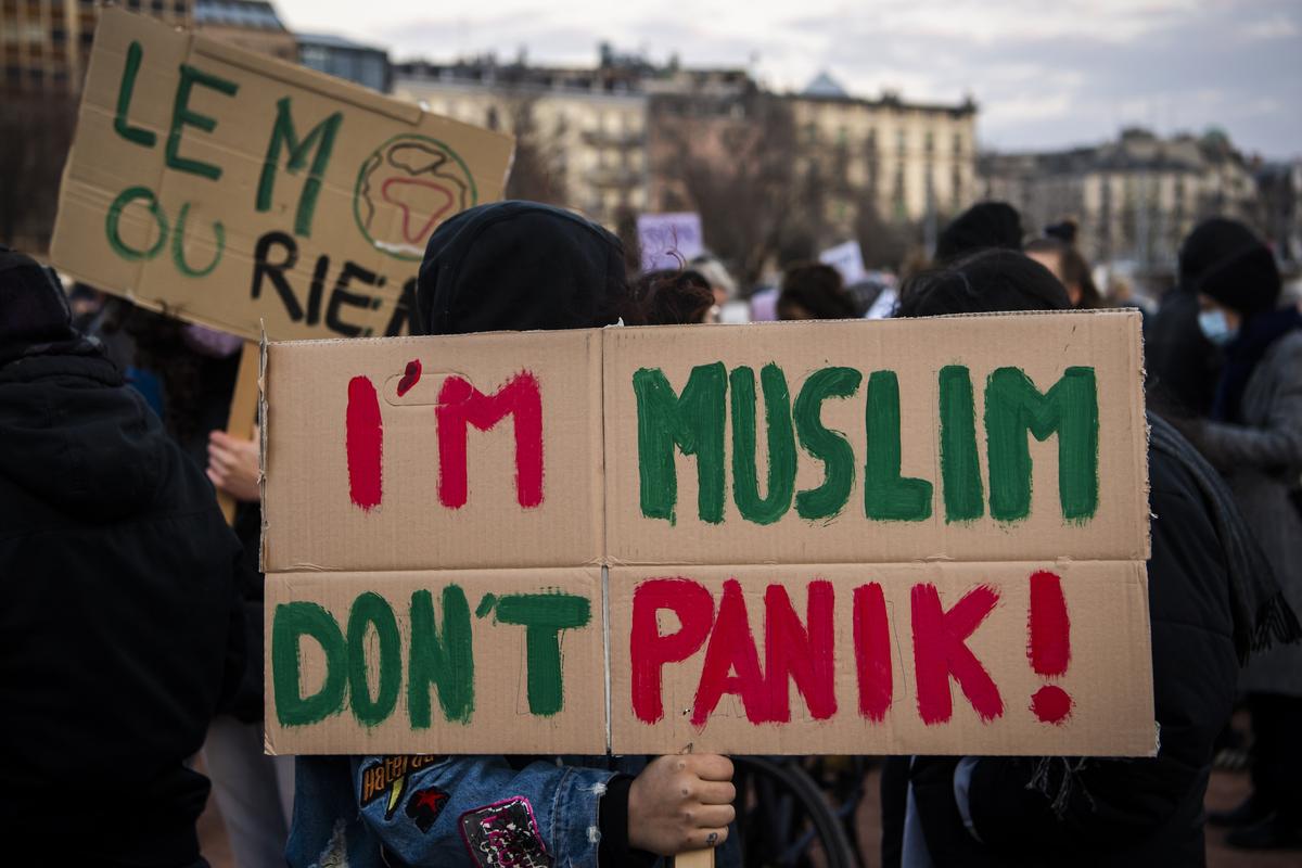 Представители антирасистских, феминистских и экологических ассоциаций и партий проводят демонстрацию против инициативы «против паранджи» на площади Плен-де-Пленпале в Женеве, Швейцария. Фото: EPA-EFE/JEAN-CHRISTOPHE BOTT