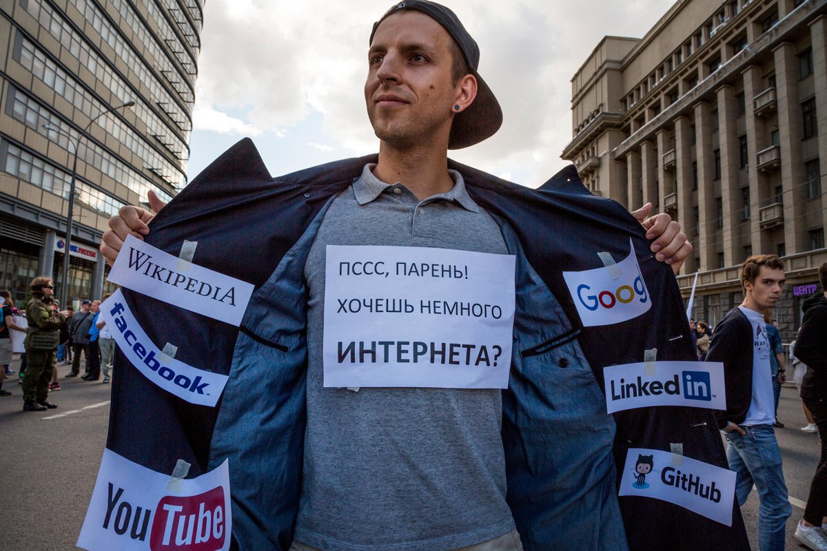 Участник шествия «За свободу в интернете», Москва, 23 июля 2017 года. Фото: Николай Винокуров / Alamy / Vida Press