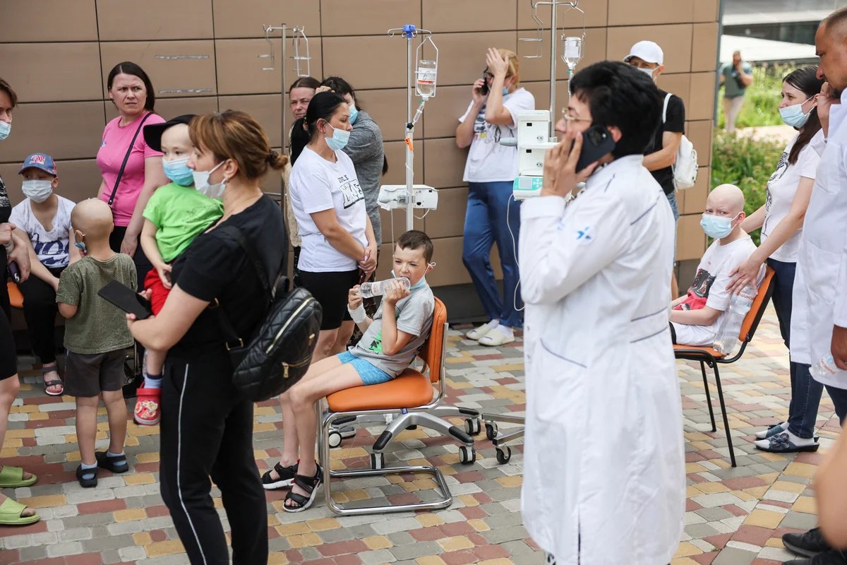 Patients of the Okhmatdyt Children’s Hospital are forced to wait outside after being evacuated following a strike on the building. Photo: Gleb Garanich / Reuters / Scanpix / LETA