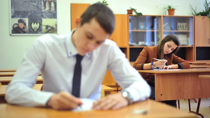 «Сначала сделай домашку!», «Дай списать д/з», «Что по истории на завтра?» — эти фразы хорошо знакомы многим поколениям российских школьниц и школьников. Но в некоторых странах домашние задания свели к минимуму. Детям из какой страны повезло?