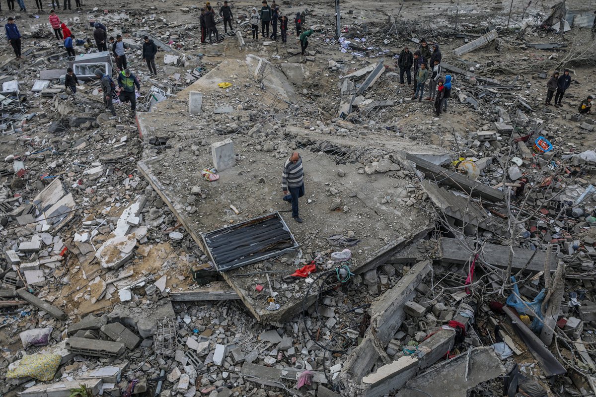 Палестинцы ищут пропавших людей под обломками разрушенного дома после авиаудара в южной части сектора Газа, 19 марта 2024 года. Фото: Mohammed Saber / EPA-EFE