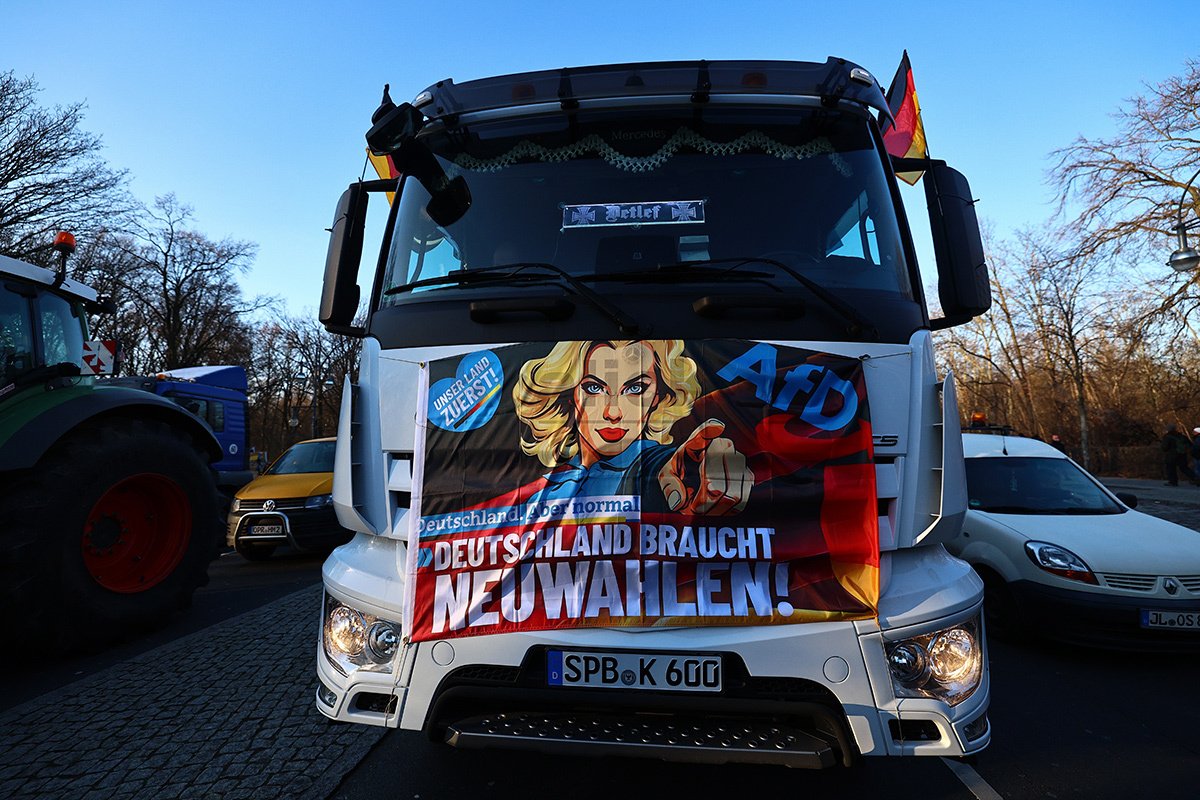 Баннер в поддержку правой партии «Альтернатива для Германии» (Alternative fuer Deutschland, AfD) с надписью «Германии нужны перевыборы» на грузовике фермера во время общенациональной забастовки фермеров в Берлине, 8 января 2024 года. Фото: Filip Singer / EPA-EFE