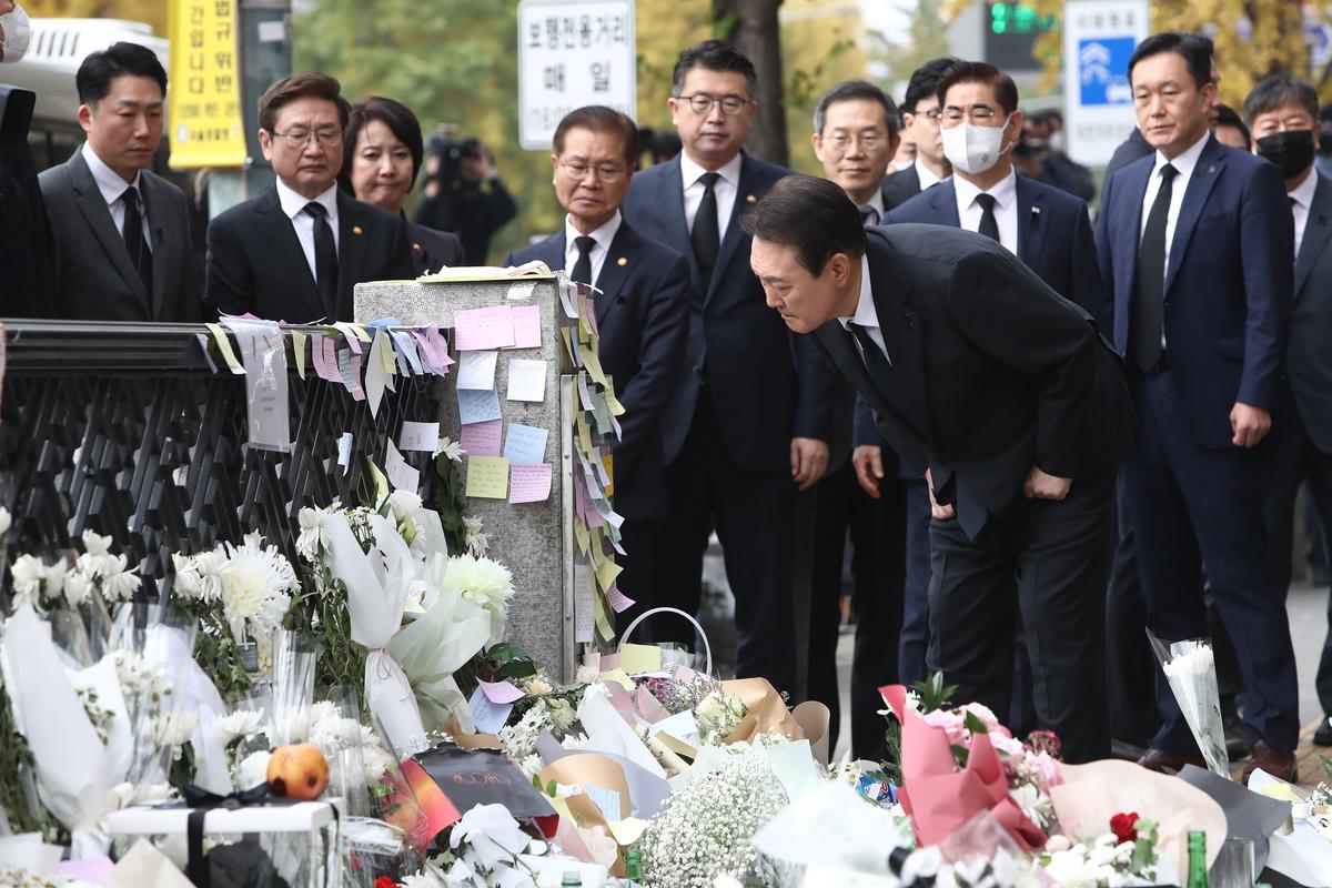 Президент Южной Кореи Юн Сок Ёль на стихийном мемориале жертвам давки на праздновании Хэллоуина. Фото: Chung Sung-Jun/Getty Images