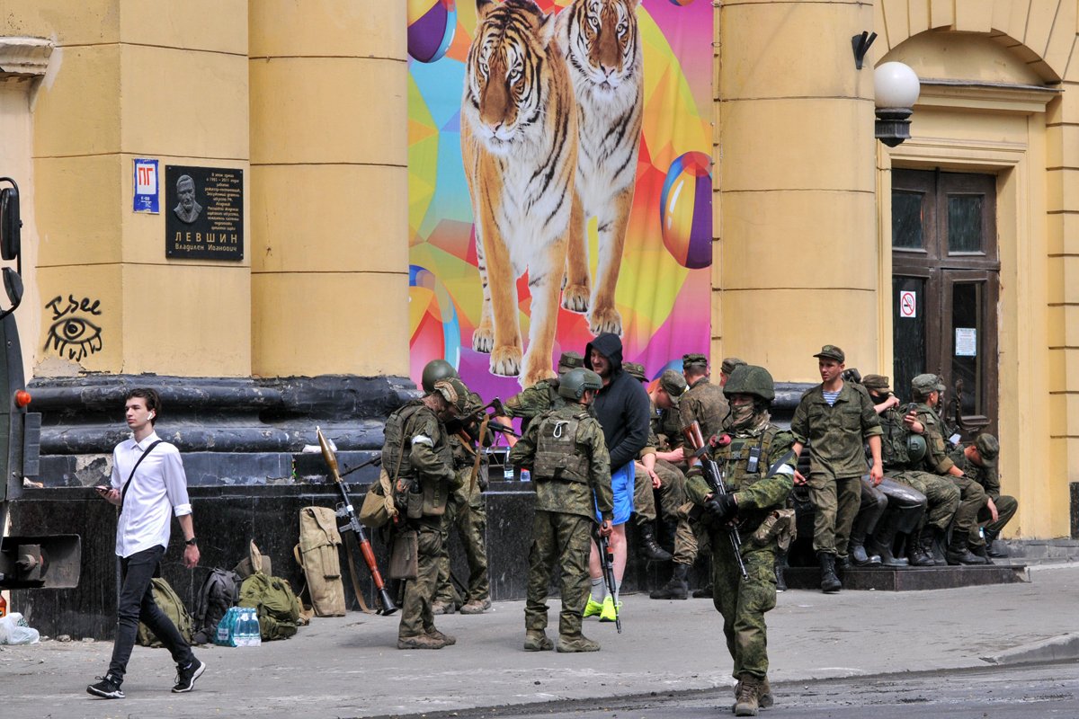Вооруженные военнослужащие ЧВК «Вагнер» перекрыли улицу в центре Ростова-на-Дону, 24 июня 2023 года. Фото: Аркадий Будницкий / EPA-EFE