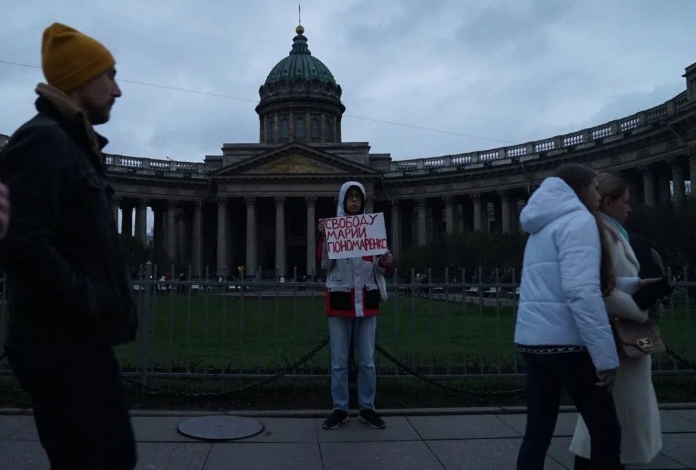 Kuzmin protesting in support of Maria Ponomarenko. Photo from private archive