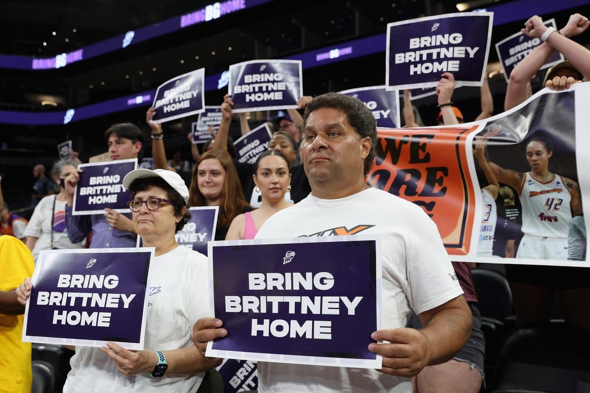 Болельщики держат плакаты «Верните Бриттни домой» во время акции в поддержку Грайнер. Аризона, 6 июля. Фото: Christian Petersen / Getty Images
