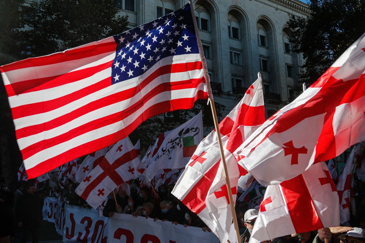 Сторонники грузинской оппозиции с флагами США и Грузии во время акции протеста перед зданием парламента в Тбилиси, Грузия, 8 ноября 2020 года. Фото: Зураб Курцикидзе / EPA-EFE