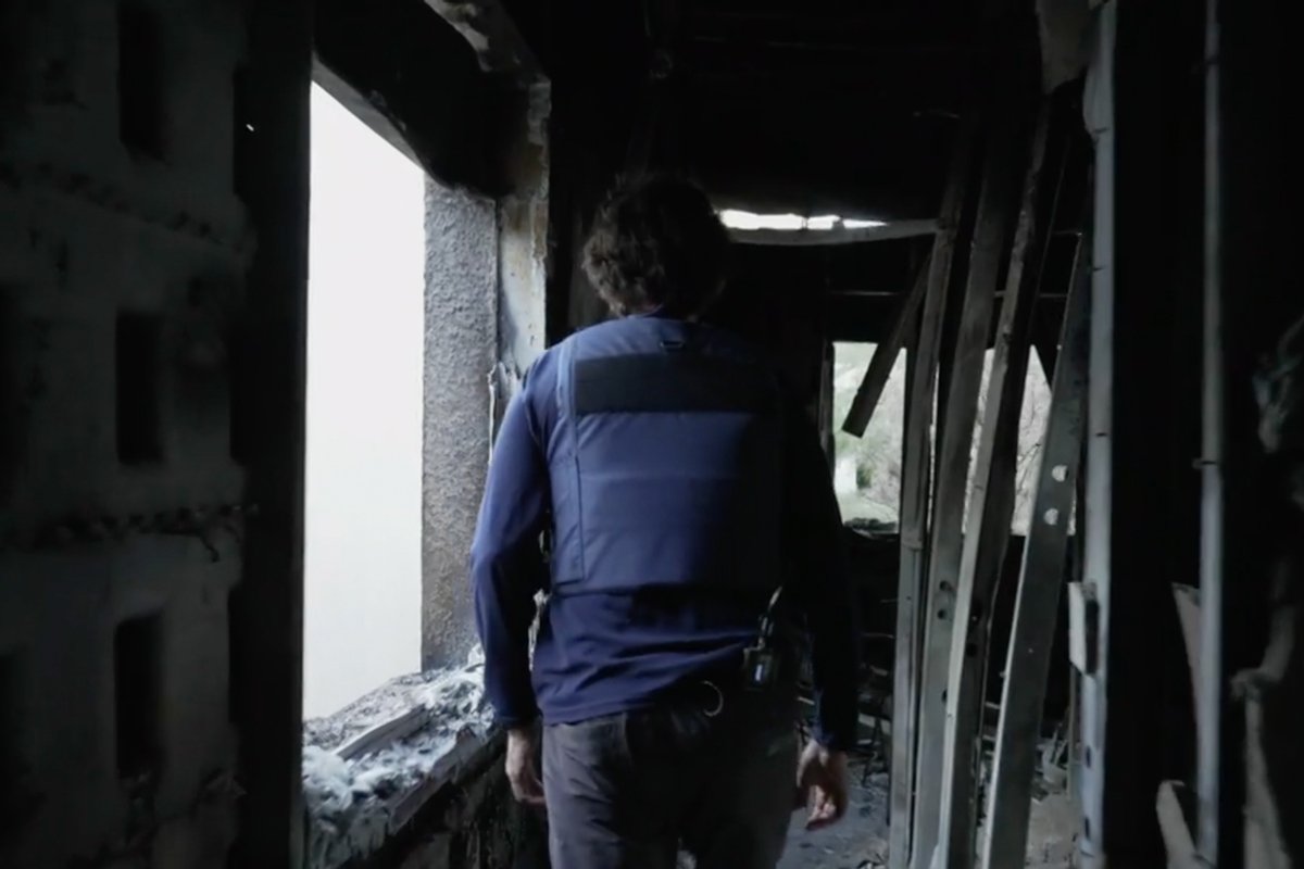 Итай Энгель в одном из сожженных домов в кибуца Нир Оз в октябре 2023 года сразу после начала войны между Израилем и ХАМАС. Скриншот предоставлен UVDA, Keshet Broadcast