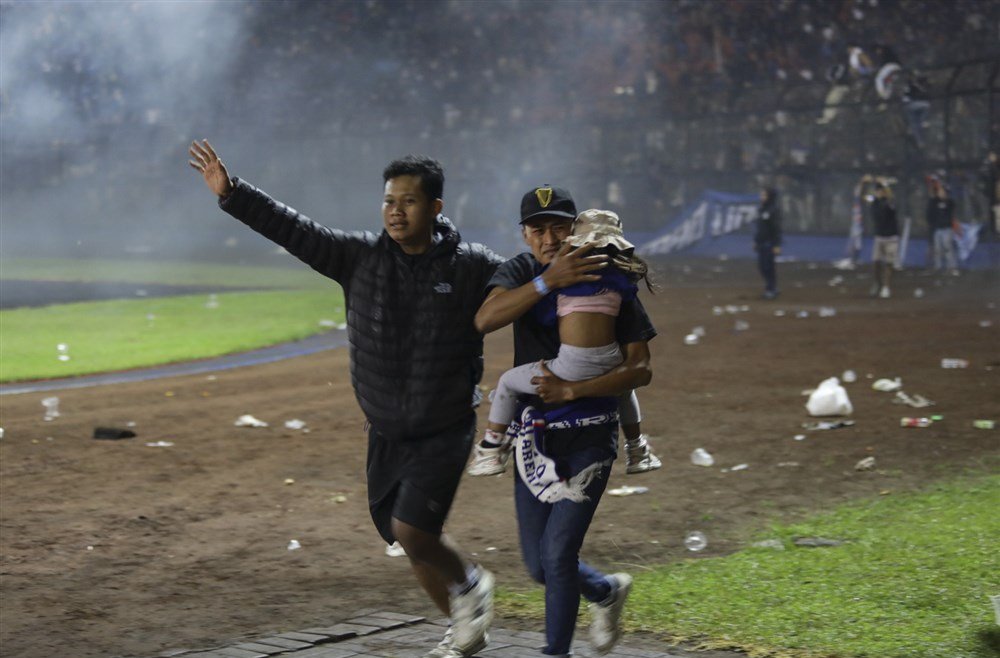 Последствия давки на стадионе города Маланге. Фото: ЕРА