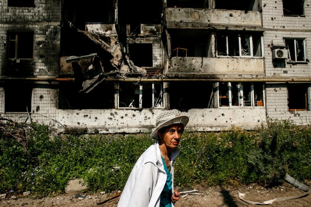 A local resident in Vuhledar, July 2023. Photo: EPA-EFE/OLEG PETRASYUK