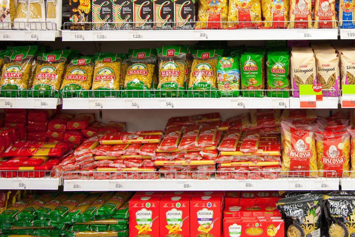 Макароны в калининградском супермаркете. Фото: Van / Alamy / Vida Press