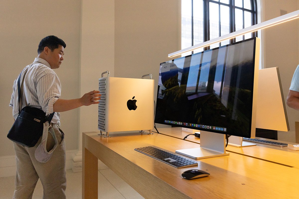 Покупатель выбирает компьютер в магазине Apple Store в Вашингтоне, округ Колумбия, США, 11 июня 2024 года. Фото: Michael Reynolds / EPA-EFE