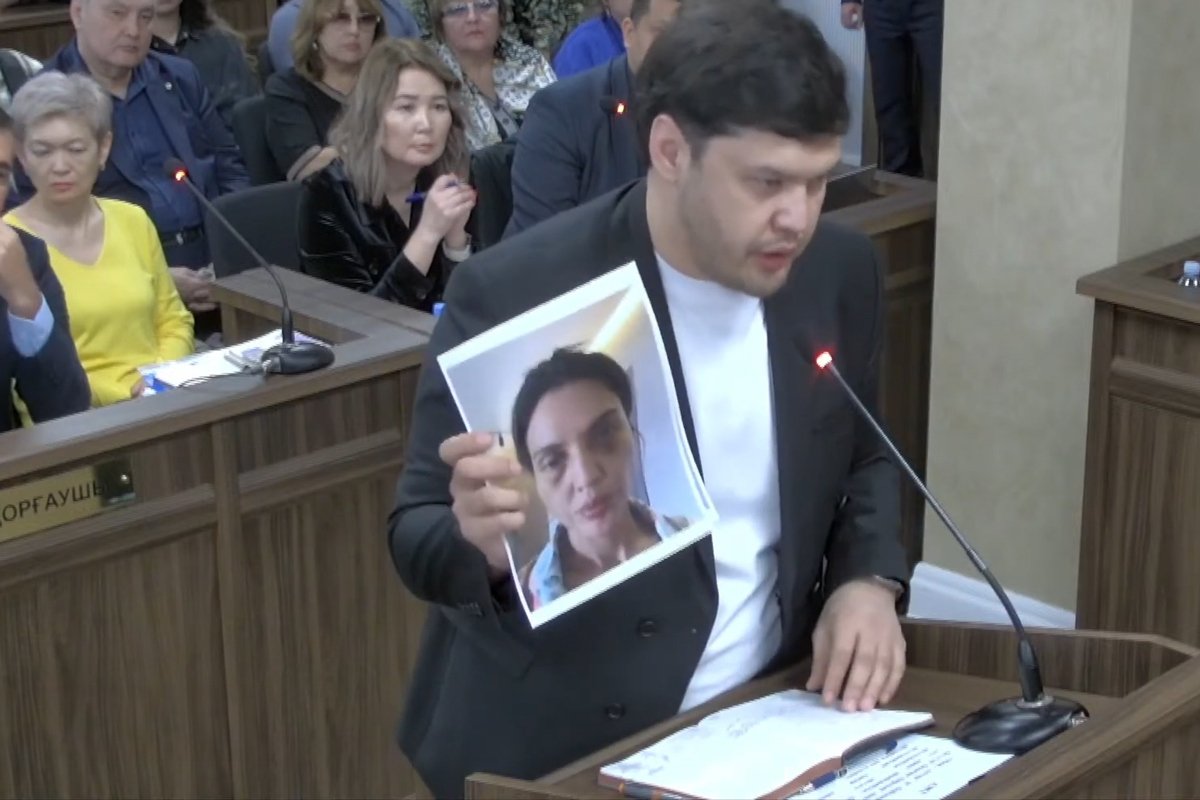 Брат Салтанат в суде показывает фото, которое прислала ему сестра. Фото: Верховный Суд Республики Казахстан