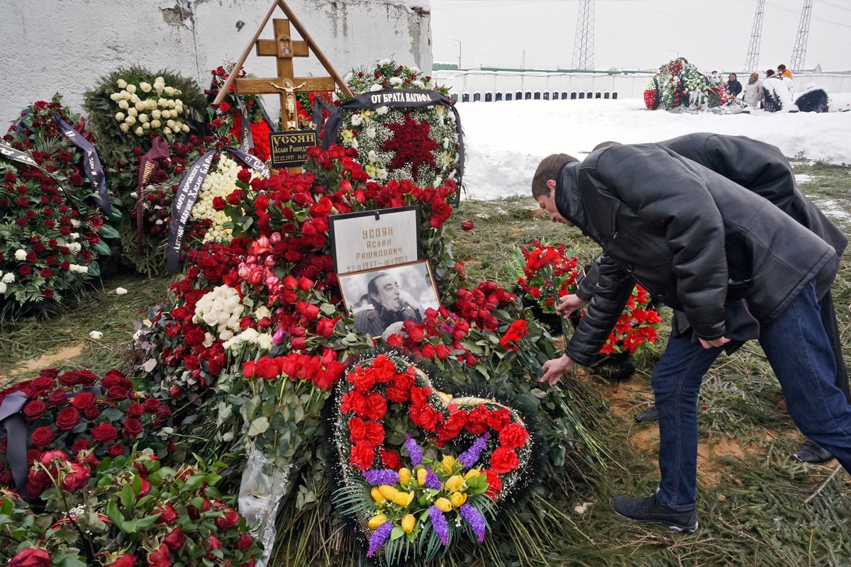 Люди у могилы криминального авторитета Аслана Усояна (Дед Хасан) на Хованском кладбище в Москве, 20 января 2013 года. Фото: Глеб Щелкунов / Коммерсантъ / Sipa USA / Vida Press