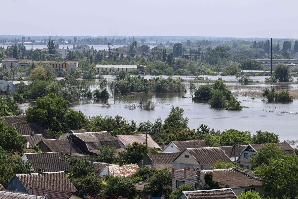 Наводнение в Херсоне после взрыва на Каховской ГЭС, июнь 2023 года. Фото: EPA-EFE / MYKOLA TYMCHENKO
