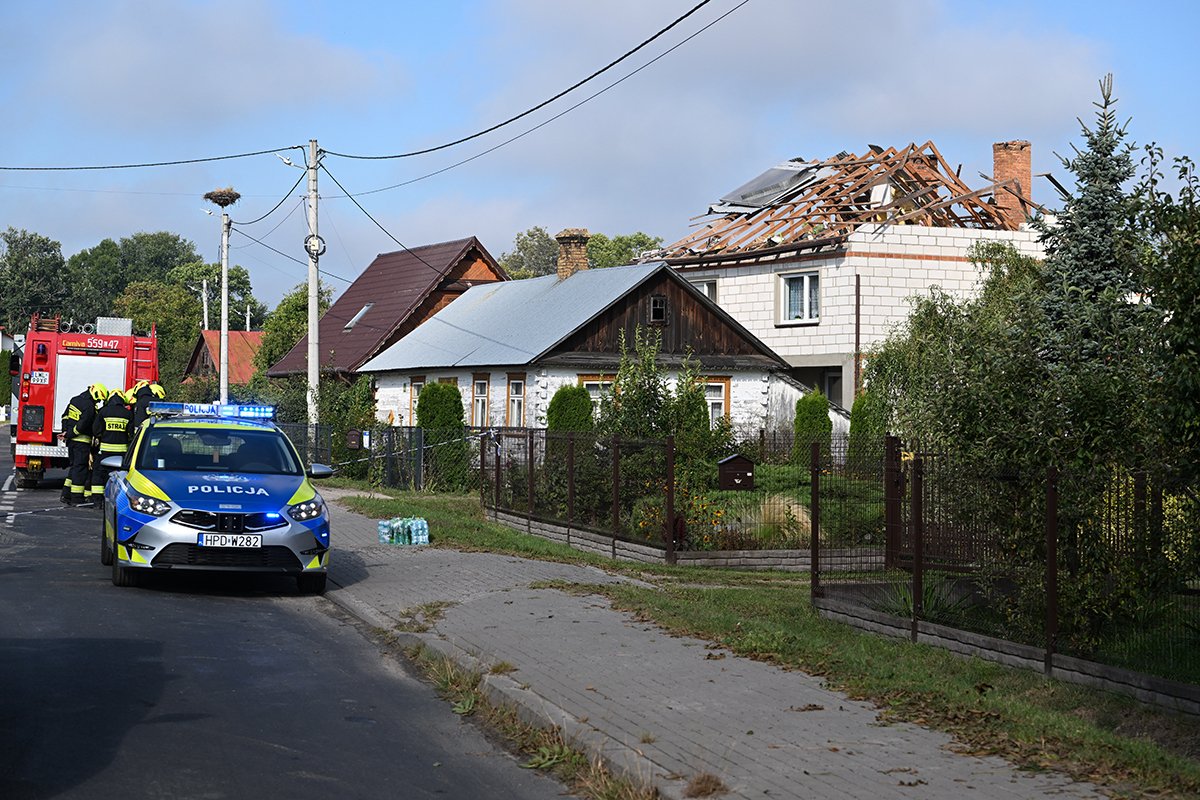 Крыша жилого дома, разрушенного российским беспилотником в Выриках, восточная Польша, 10 сентября 2025 года. Фото: Wojtek Jargilo / EPA