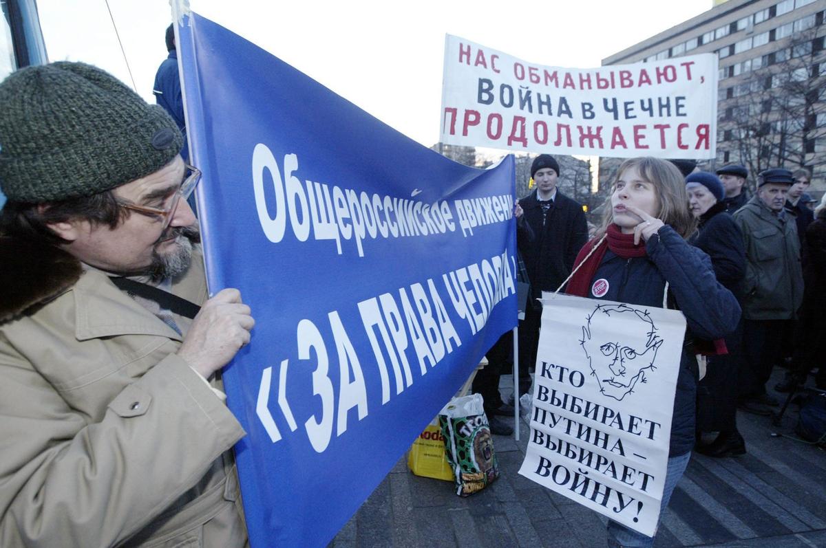 Активисты на антипутинском митинге в центре Москвы, 10 марта 2004 года. Фото: Сергей Чириков / EPA
